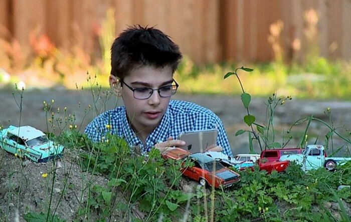 Фотография: 12-летний мальчик с аутизмом зарабатывает на снимках моделек авто №17 - BigPicture.ru