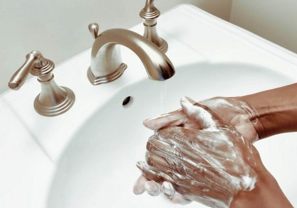 Думаете, что умеете мыть руки? Мы вас научим, как это делать правильно
