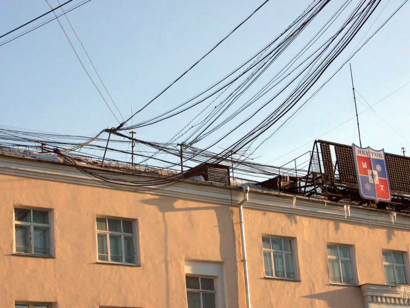 Фотография: Кто и зачем протягивает между домами провода №3 - BigPicture.ru