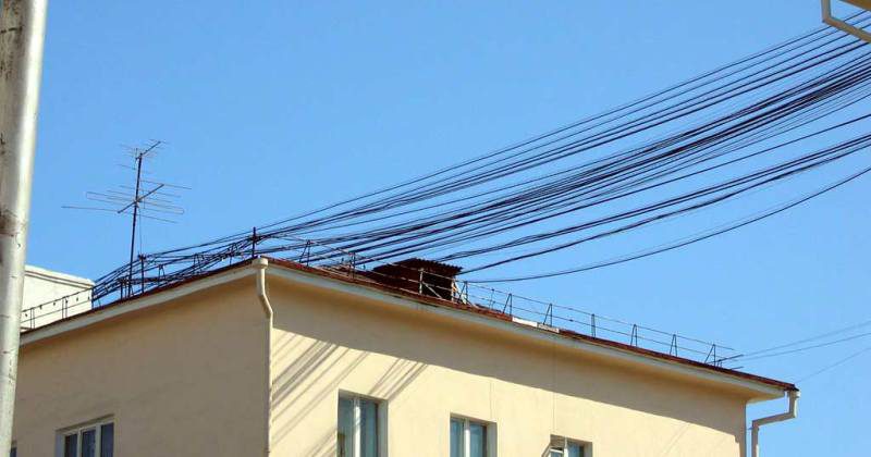 Что за провода между домами по крышам