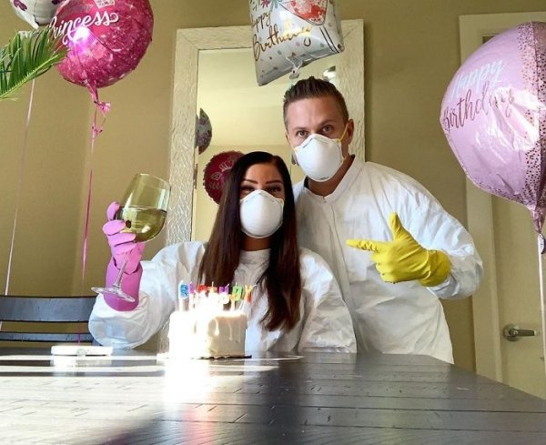Фотография: Коронавирус — не помеха, или Как люди празднуют свои дни рождения во время пандемии №29 - BigPicture.ru