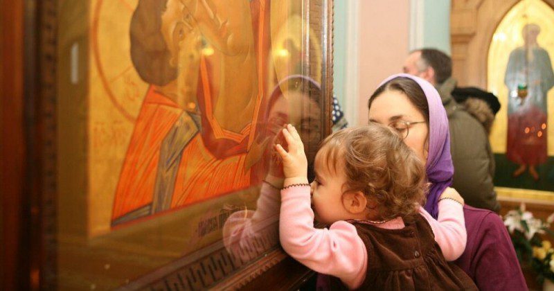 Фотография: Девушка наглядно показала бактериальную опасность церковных икон №1 - BigPicture.ru