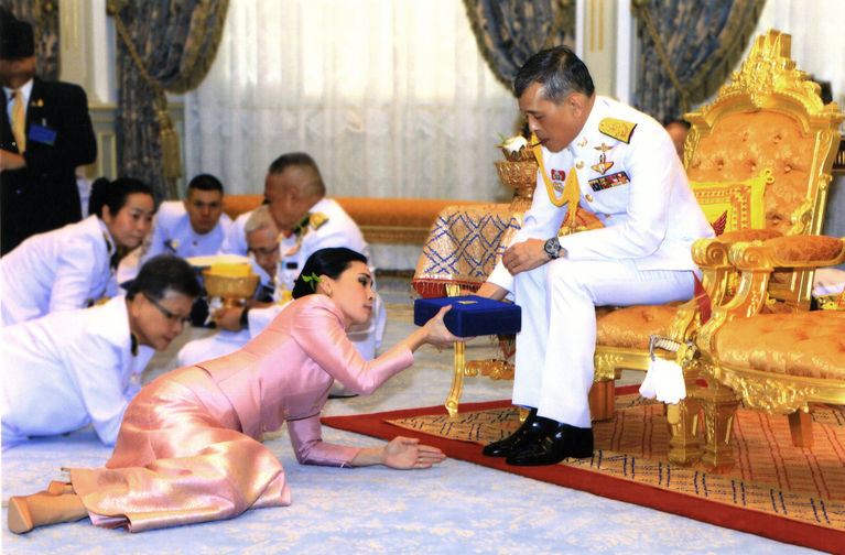 Фотография: Самоизоляция по-королевски: монарх Таиланда взял в карантин 20 любовниц №4 - BigPicture.ru