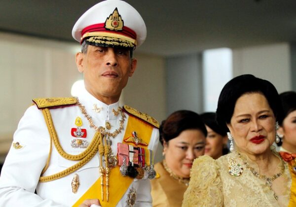Самоизоляция по-королевски: монарх Таиланда взял в карантин 20 любовниц