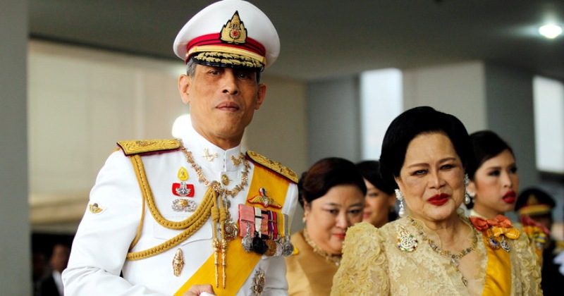 Фотография: Самоизоляция по-королевски: монарх Таиланда взял в карантин 20 любовниц №1 - BigPicture.ru