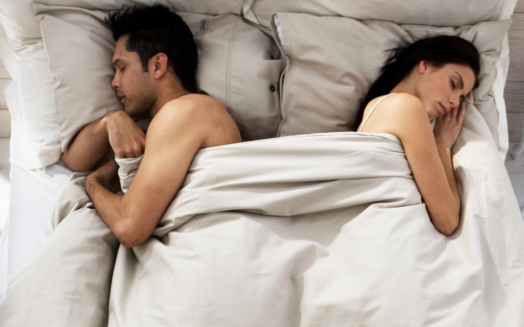Муж с женой спят в кровати. Мужчина и женщина в постели. Мужчина и женщина под одеялом. Парень отвернулся в постели. Мужчина и женщина порознь.