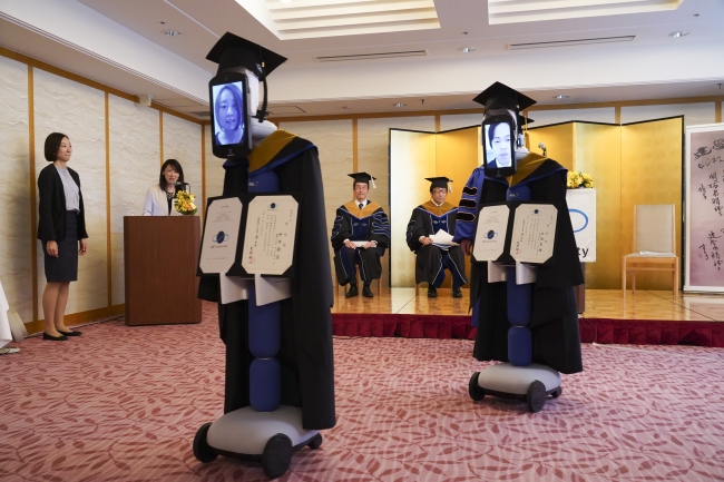 Фотография: Как японские студенты побывали на выпускном с помощью роботов и планшетов №4 - BigPicture.ru