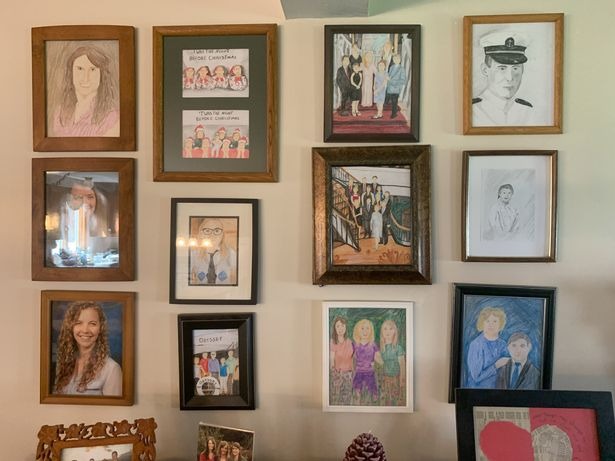 Фотография: Женщина заменила семейные портреты на смешные рисунки, а ее родители полторы недели не замечали разницы №1 - BigPicture.ru