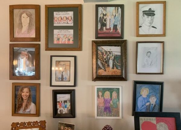 Женщина заменила семейные портреты на смешные рисунки, а ее родители полторы недели не замечали разницы