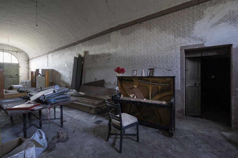 Фотография: Когда умолкла музыка: печальные пианино в заброшенных зданиях №22 - BigPicture.ru