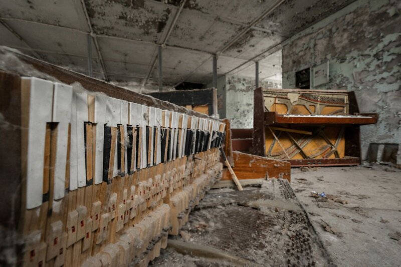 Фотография: Когда умолкла музыка: печальные пианино в заброшенных зданиях №19 - BigPicture.ru