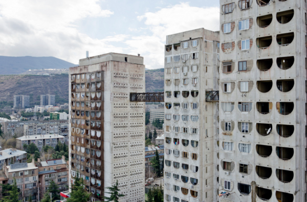 Фотография: Зачем в Тбилиси между тремя советскими панельными домами построены мосты №2 - BigPicture.ru