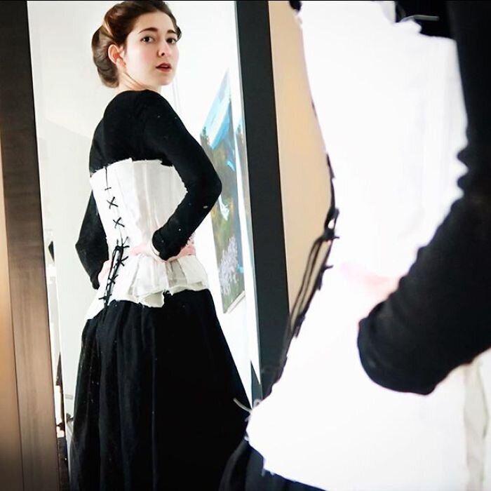 Фотография: Модное путешествие во времени: девушка в исторических нарядах очаровала Сеть №30 - BigPicture.ru