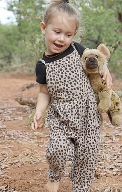 Фотография: Как 2-летняя малышка подружилась с дикими гиенами №6 - BigPicture.ru