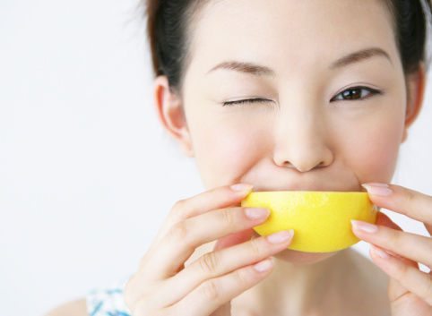 Фотография: 10 простых вариантов использования лимона в косметических целях №7 - BigPicture.ru