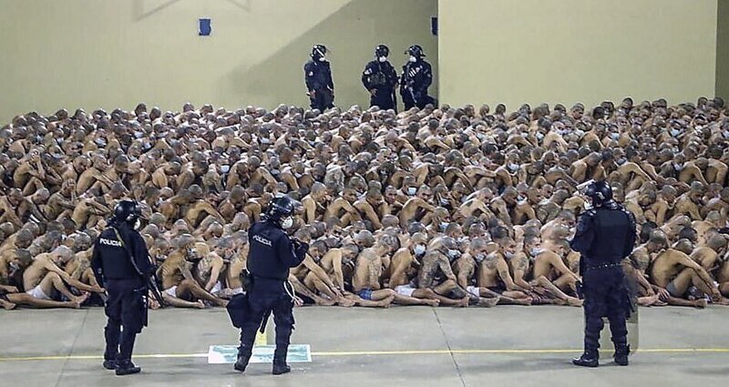 Фотография: Коронавирус против банд: в тюрьмах Сальвадора ужесточили режим, наплевав на карантин №7 - BigPicture.ru