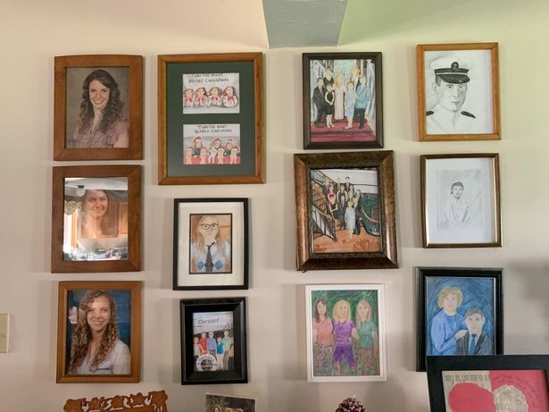 Фотография: Женщина заменила семейные портреты на смешные рисунки, а ее родители полторы недели не замечали разницы №4 - BigPicture.ru