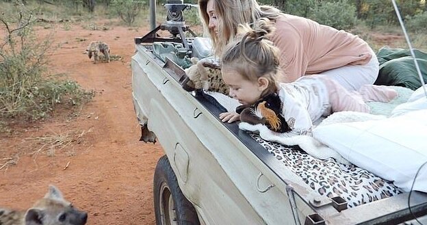 Фотография: Как 2-летняя малышка подружилась с дикими гиенами №4 - BigPicture.ru