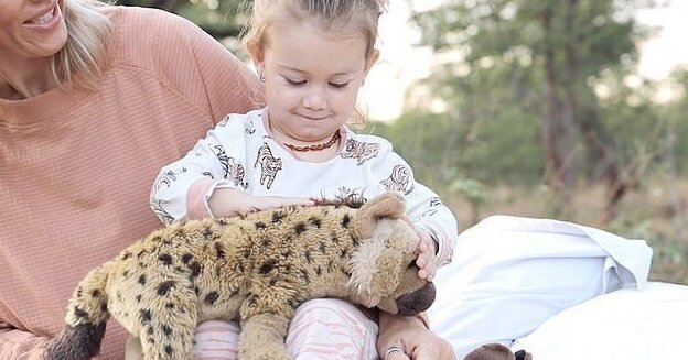 Фотография: Как 2-летняя малышка подружилась с дикими гиенами №7 - BigPicture.ru