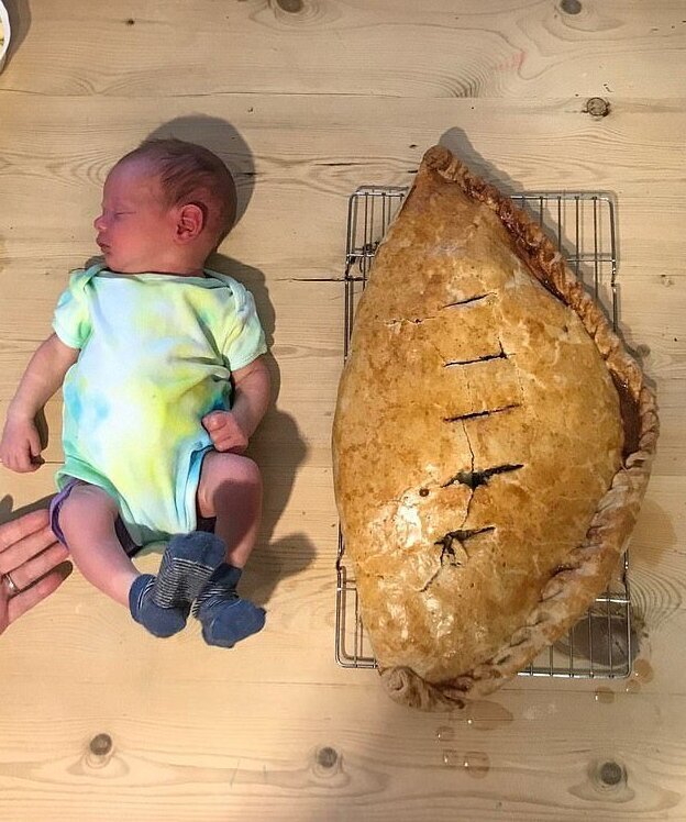 Фотография: Счастливый отец в честь рождения сына испек пирожок размером с ребенка №2 - BigPicture.ru