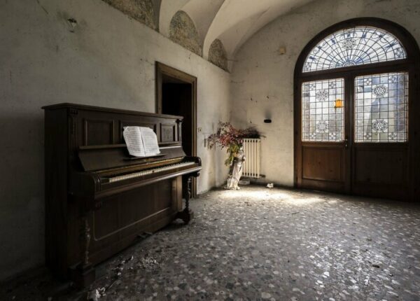 Когда умолкла музыка: печальные пианино в заброшенных зданиях