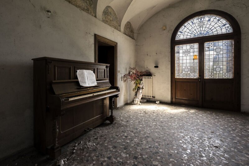 Фотография: Когда умолкла музыка: печальные пианино в заброшенных зданиях №11 - BigPicture.ru