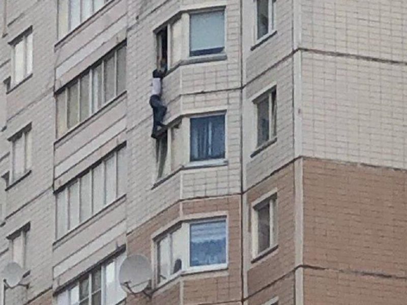 Фотография: Пьяный москвич выпал из окна 15 этажа и был оштрафован за нарушение режима самоизоляции №4 - BigPicture.ru