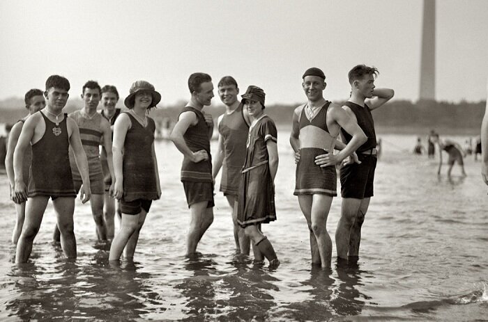 Фотография: Как в начале 20 века боролись с открытыми купальниками №7 - BigPicture.ru