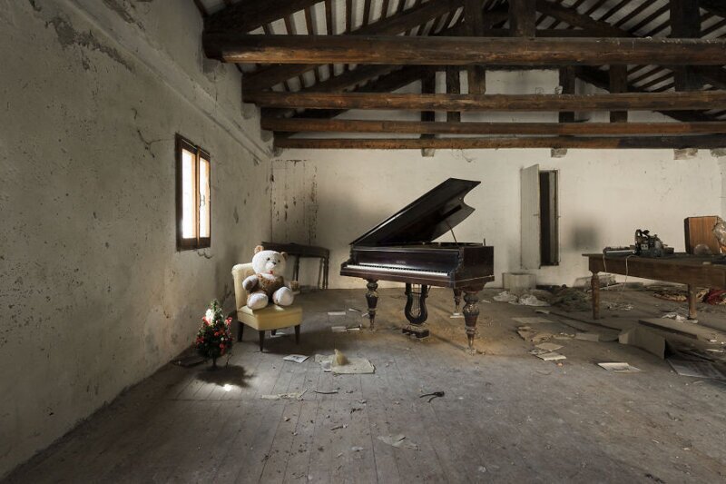 Фотография: Когда умолкла музыка: печальные пианино в заброшенных зданиях №8 - BigPicture.ru