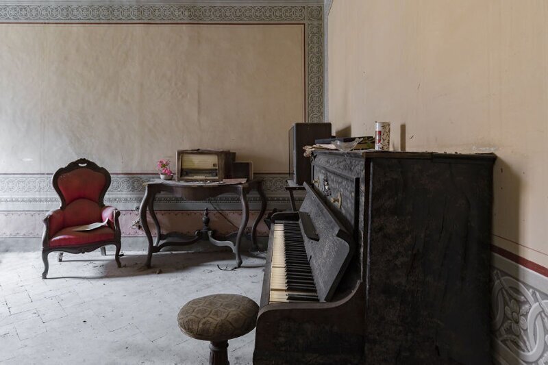 Фотография: Когда умолкла музыка: печальные пианино в заброшенных зданиях №4 - BigPicture.ru