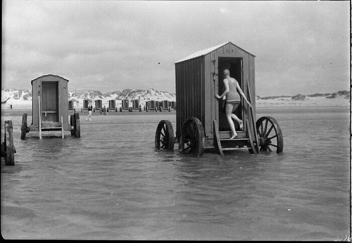 Фотография: Как в начале 20 века боролись с открытыми купальниками №8 - BigPicture.ru
