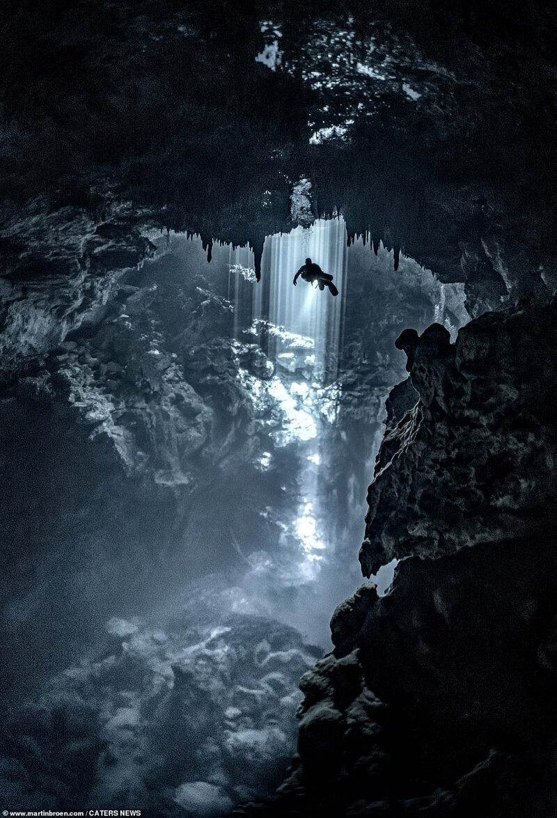 Фотография: Дайвер рискует жизнью, делая потрясающие снимки подводных пещер в Мексике №3 - BigPicture.ru