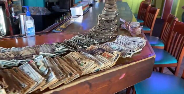 Фотография: Деньги на стенах: как хозяйка американского бара выкрутилась в сложных условиях пандемии №5 - BigPicture.ru