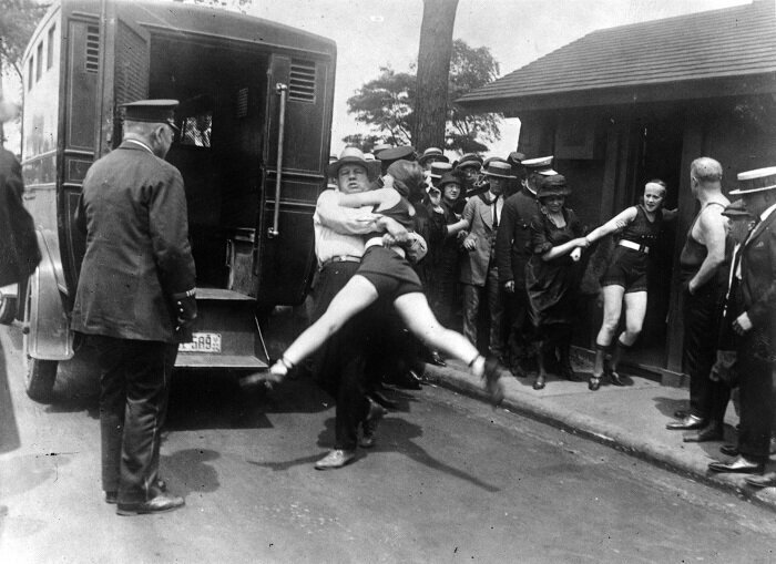 Фотография: Как в начале 20 века боролись с открытыми купальниками №1 - BigPicture.ru