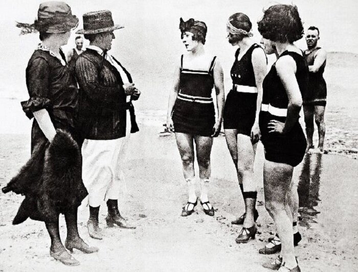 Фотография: Как в начале 20 века боролись с открытыми купальниками №2 - BigPicture.ru