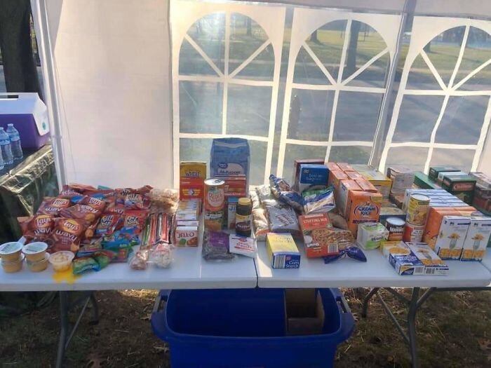 Фотография: Как американцы помогают ближним в условиях пандемии: благотворительный базар для соседей №10 - BigPicture.ru
