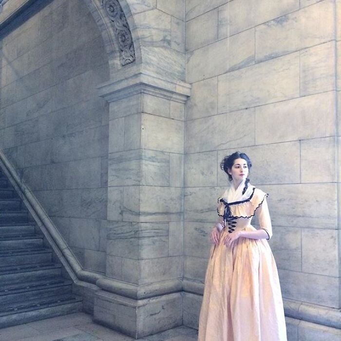 Фотография: Модное путешествие во времени: девушка в исторических нарядах очаровала Сеть №4 - BigPicture.ru