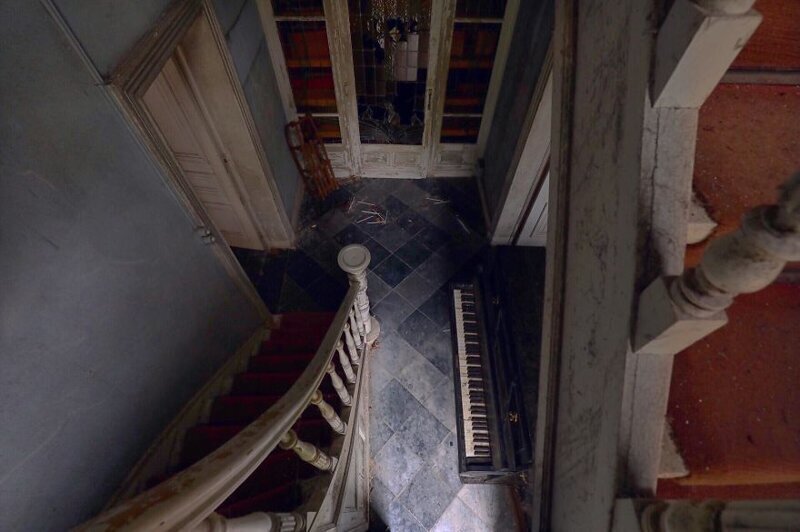 Фотография: Когда умолкла музыка: печальные пианино в заброшенных зданиях №18 - BigPicture.ru