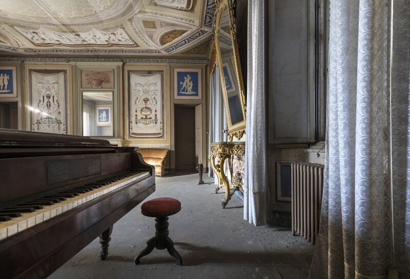 Фотография: Когда умолкла музыка: печальные пианино в заброшенных зданиях №3 - BigPicture.ru