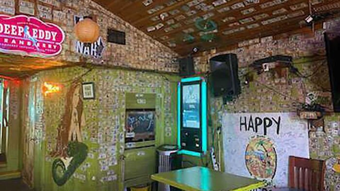 Фотография: Деньги на стенах: как хозяйка американского бара выкрутилась в сложных условиях пандемии №6 - BigPicture.ru