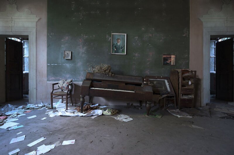 Фотография: Когда умолкла музыка: печальные пианино в заброшенных зданиях №15 - BigPicture.ru