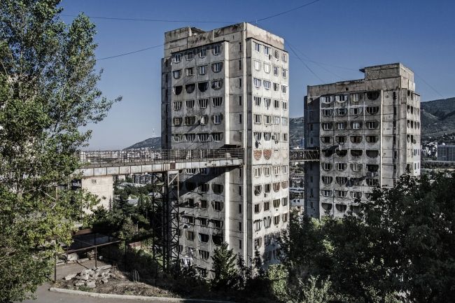 Фотография: Зачем в Тбилиси между тремя советскими панельными домами построены мосты №4 - BigPicture.ru