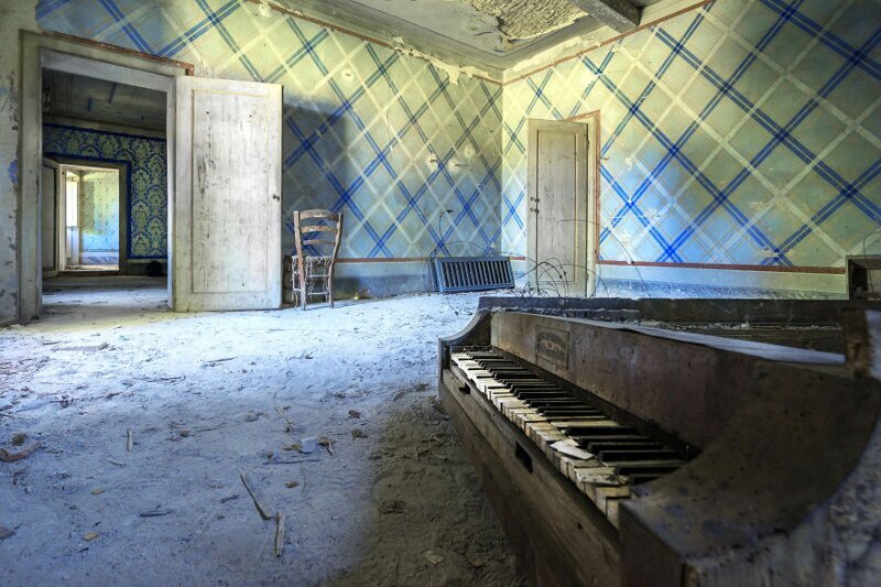 Фотография: Когда умолкла музыка: печальные пианино в заброшенных зданиях №7 - BigPicture.ru