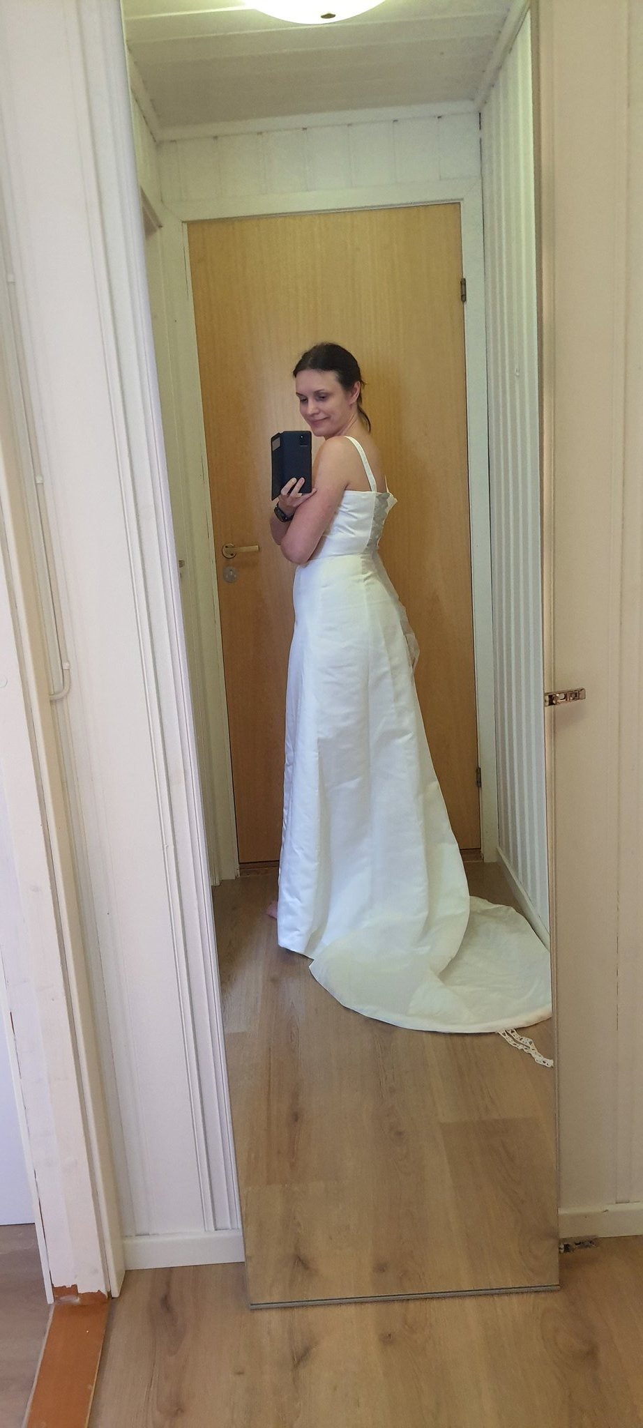 Фотография: Развеем тоску! Британки надевают свадебные платья, чтобы подбодрить себя в самоизоляции №3 - BigPicture.ru