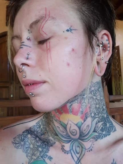 Фотография: Ошибки молодости: три британки жалеют о том, что сделали тату на лице по пьяни и по глупости №11 - BigPicture.ru