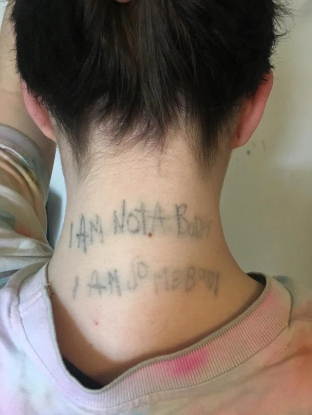 Фотография: Ошибки молодости: три британки жалеют о том, что сделали тату на лице по пьяни и по глупости №4 - BigPicture.ru