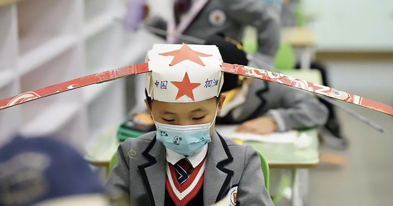 Фотография: Китайские дети ходят в школу в смешных шляпах для социального дистанцирования №1 - BigPicture.ru