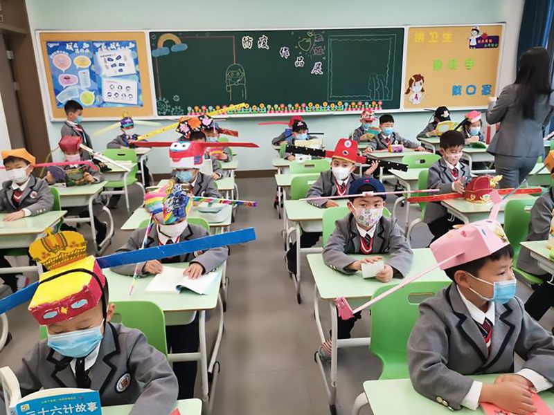 Фотография: Китайские дети ходят в школу в смешных шляпах для социального дистанцирования №2 - BigPicture.ru