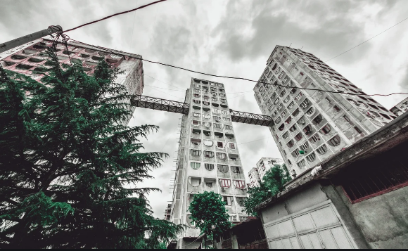 Фотография: Зачем в Тбилиси между тремя советскими панельными домами построены мосты №3 - BigPicture.ru