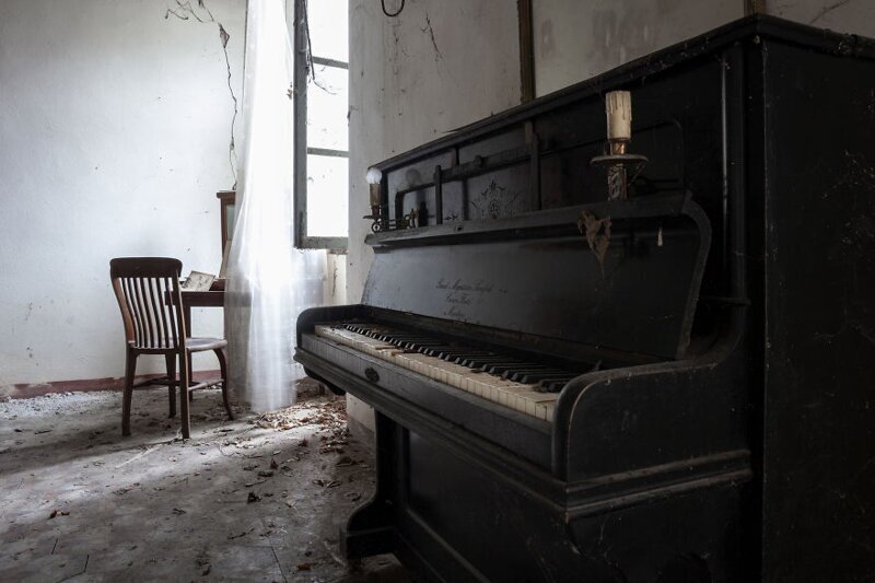 Фотография: Когда умолкла музыка: печальные пианино в заброшенных зданиях №17 - BigPicture.ru